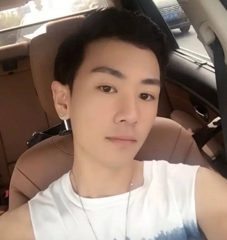 網友瘋狂肉搜後，認為發文自稱是廖思惟孩子生父的男子疑似澳洲房地產銷售Jerry Li。（翻攝自微博）