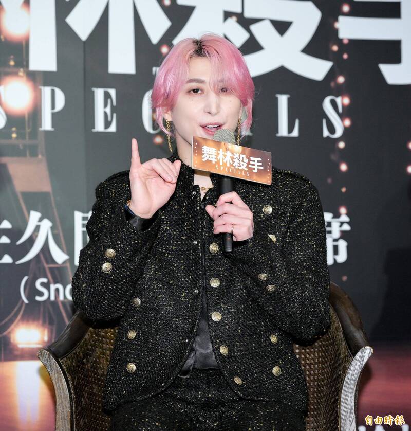 佐久間大介打勾勾，答應會帶Snow Man來台開唱，畢竟疫情攪局，不然他們早就來了。（記者王文麟攝）