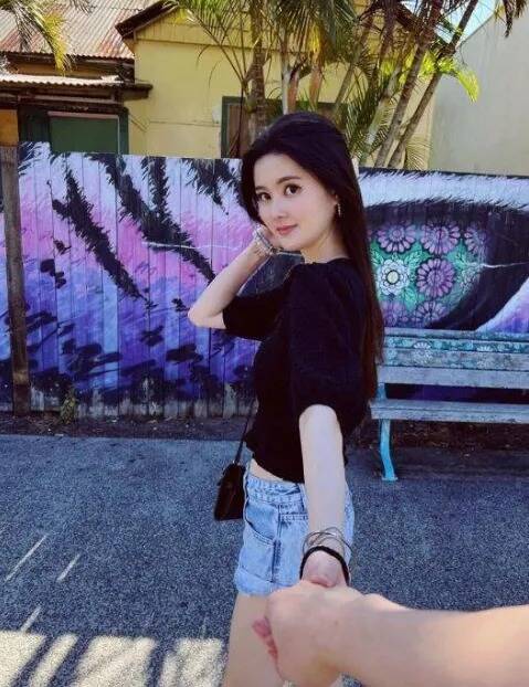 廖思惟與男友模仿紅遍全球「Follow Me To」系列照。（翻攝自IG）