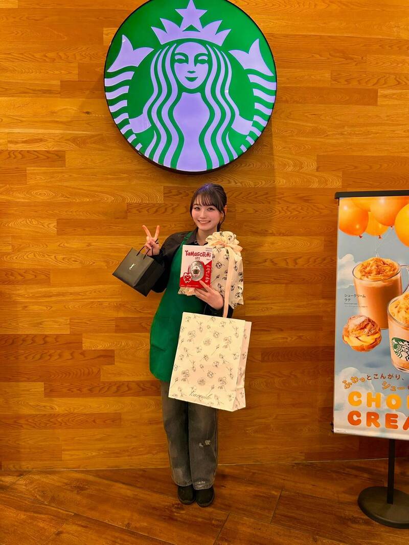 被日本網友封為「星巴克最美女店員」的22歲女演員安井南，宣布從星巴克畢業。（翻攝自X）