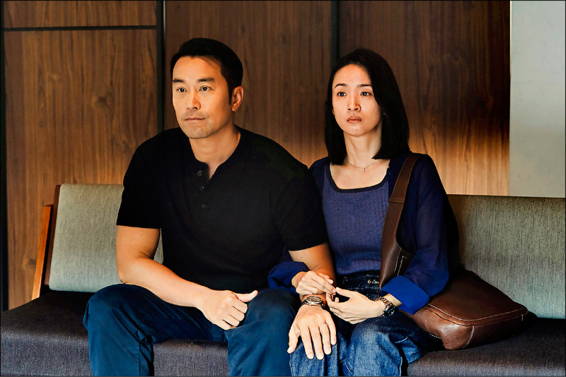 張孝全（左）在《深度安靜》面對妻子林依晨，內心承受高壓。（風起娛樂提供）