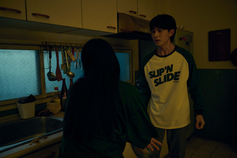 十幾隻活蟑螂竄出！林暉閔慘遭霸凌被問：小強還夠不夠？