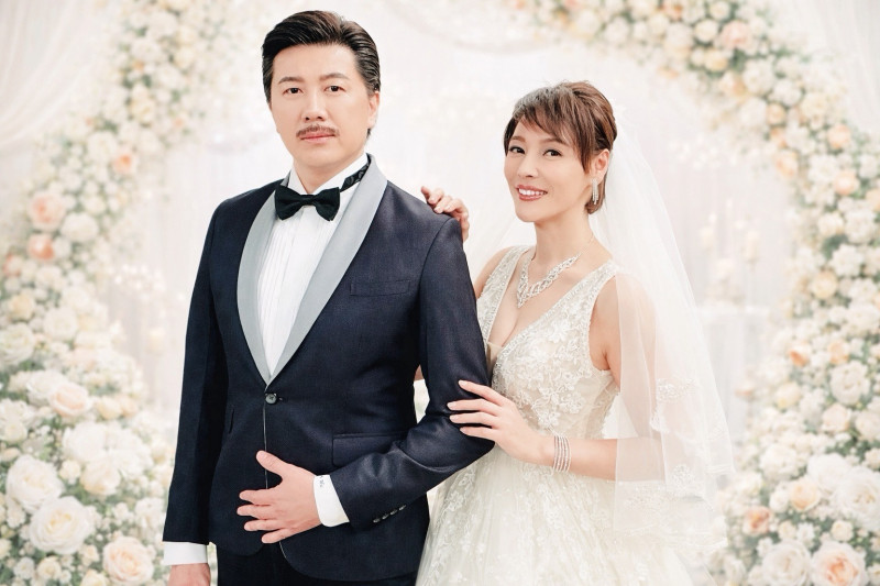 李沛綾（右）在《豆腐媽媽》出奧步，把前夫吳皓昇（左）二婚的新娘調包，變成自己。（民視提供）