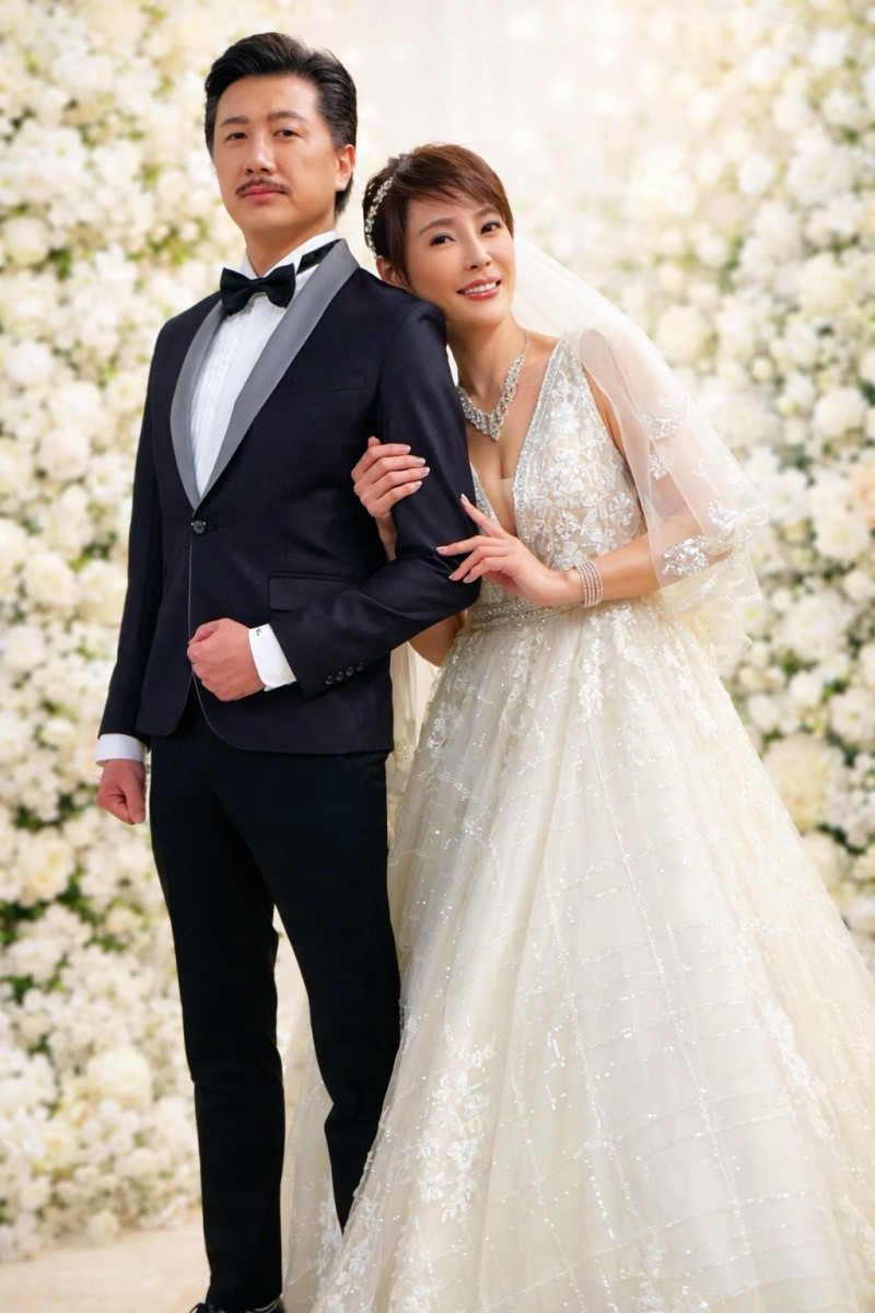 李沛綾（右）在《豆腐媽媽》出奧步，把前夫吳皓昇（左）二婚的新娘調包，變成自己。（民視提供）