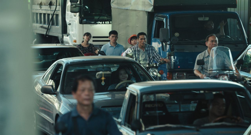 《都市開基祖》劇組為呈現當年交通黑暗期，特別動員老車及車主上街封路拍攝。（客家電視台提供）