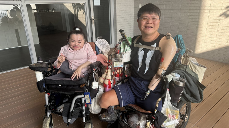 《活力新故鄉-玻璃娃娃勇闖臺灣 找到愛與自由》原本因身障繭居在家的世皇，因為琪琪而改變了看待人生的態度。（客家電視提供）