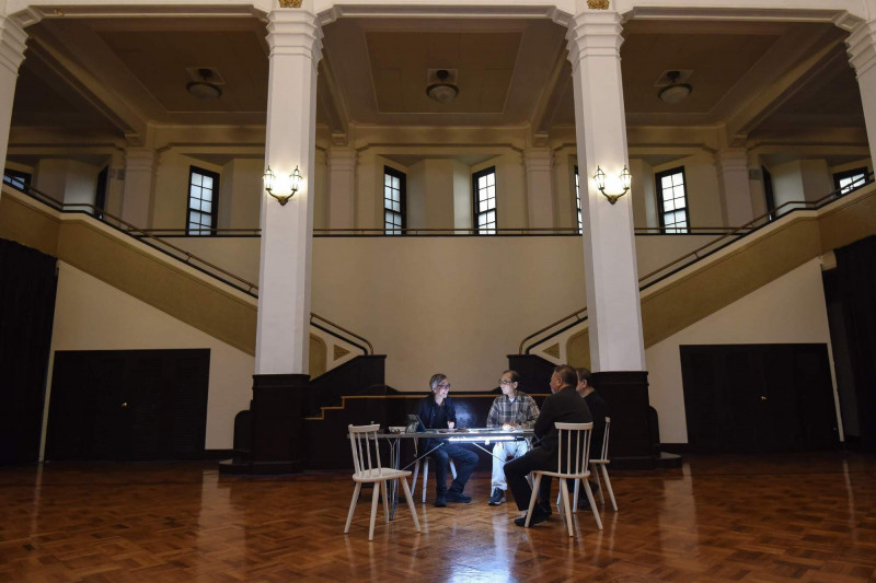 TaiwanPlus紀錄片《黑潮—流變中的台灣建築》左起編劇郭肇立、建築師薛琴、中山堂維修建築師黃承令、監製蘇喻哲，於台北中山堂內部空間拍攝。（TaiwanPlus提供）