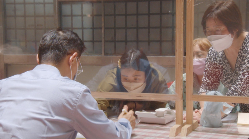 《極樂世界3-好好工作．工作好好》主角小暗經由中和就業服務站就服員協助申請到安心上工計畫，至新北市中和區公所工務課服務，認真引導民眾填寫申請書表。（公共電視提供）