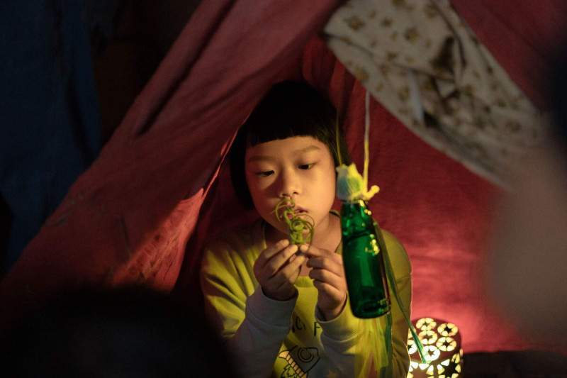 《彈珠汽水女孩》描繪口吃女孩故事，童星斯拉劇中將彈珠汽水瓶當作好友「芊芊」。（公共電視提供）