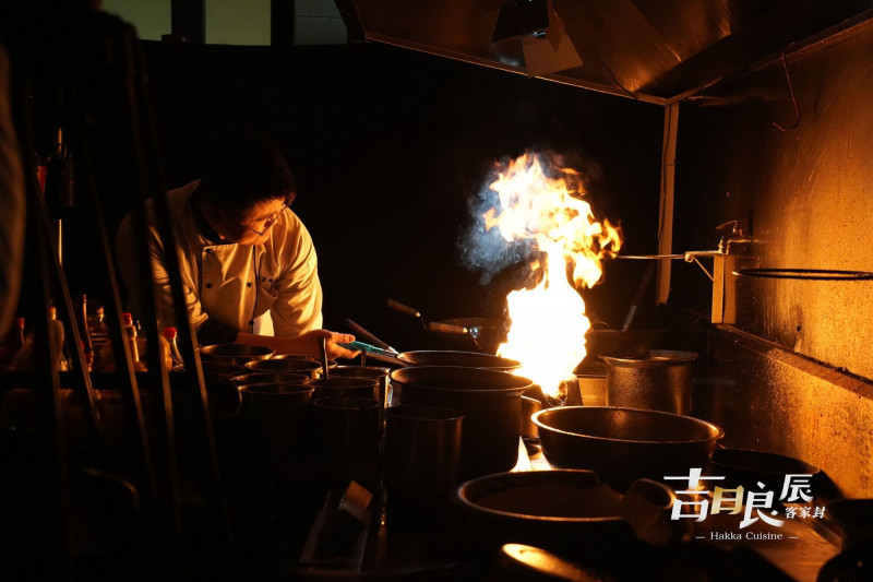 去年獲得紐約電視獎燈光設計金獎的《吉日良辰客家封》再度入圍，有望蟬聯。（客家電視提供）