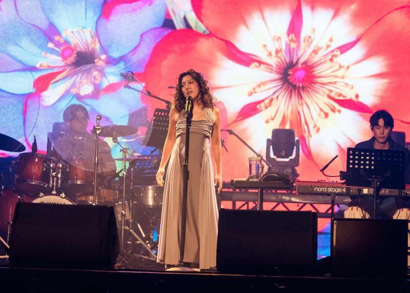 台語歌后認了最大金主 同框互動真實身份曝光