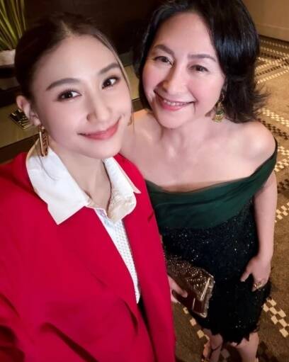 賭王2千金相差29歲罕同框  同父異母姊妹情深