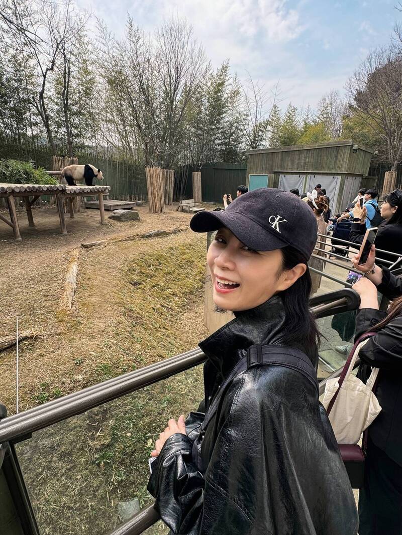 她在臉書曬出在當地美照，粉絲網友看完馬上留言驚呼就在愛寶樂園。（翻攝自方文琳臉書）