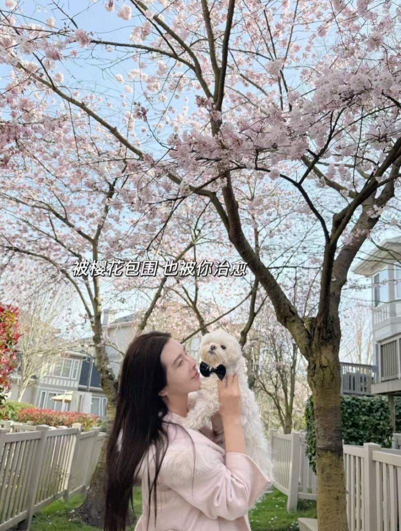 59歲資深玉女單身多年突然「約會」 對象曝光太萌