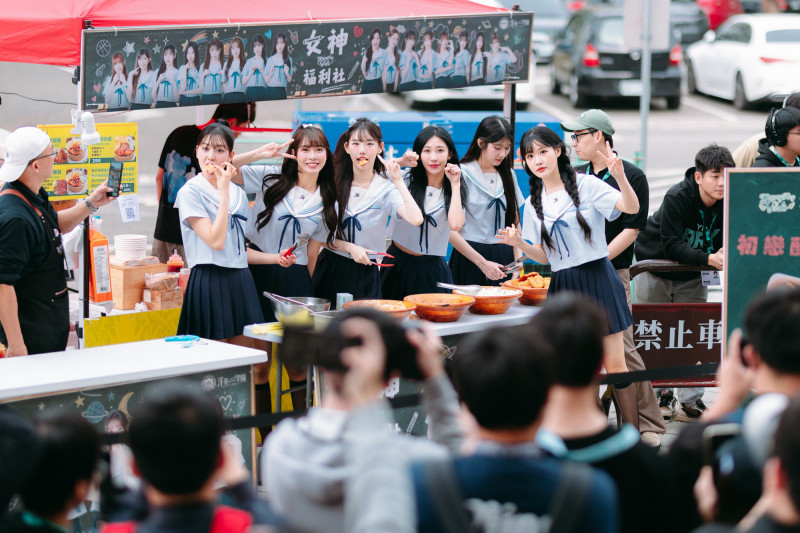 大巨蛋制服誘惑！政大學霸一暄變身「清純高中妹」 睦那京初戀感爆棚