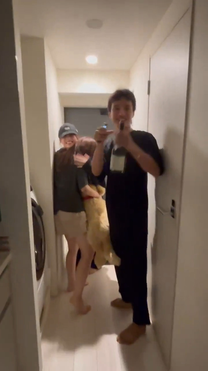 佐藤璃果送上酒，讓鈴木悠仁相當開心。（翻攝自X）