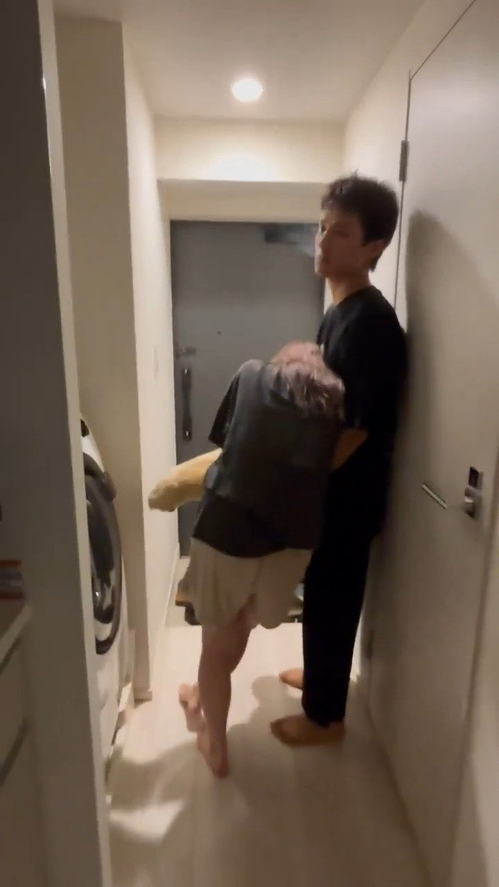 鈴木悠仁被鈴木久留美抱著，一邊吞雲吐霧，在室內抽菸。（翻攝自X）