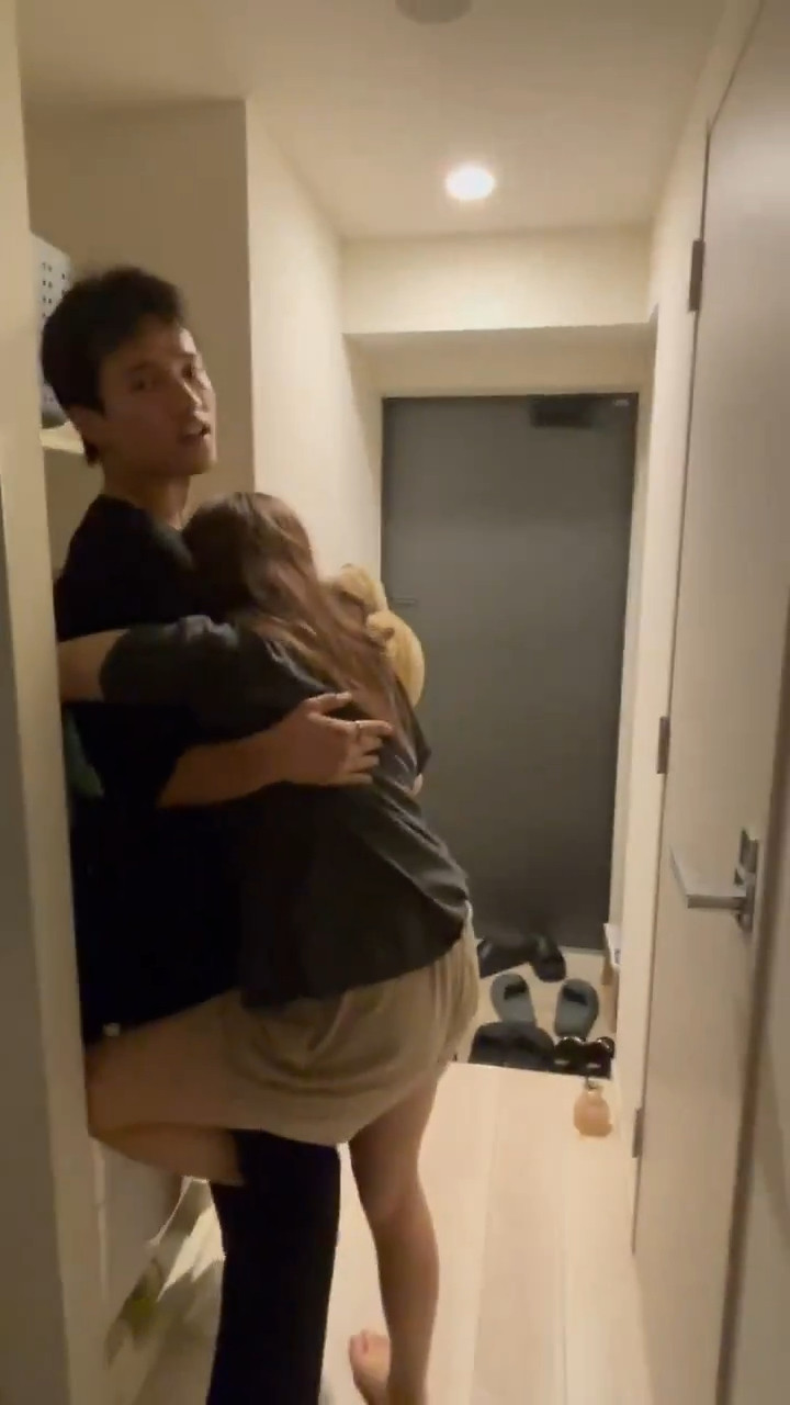 鈴木悠仁與鈴木久留美緊緊擁抱。（翻攝自X）