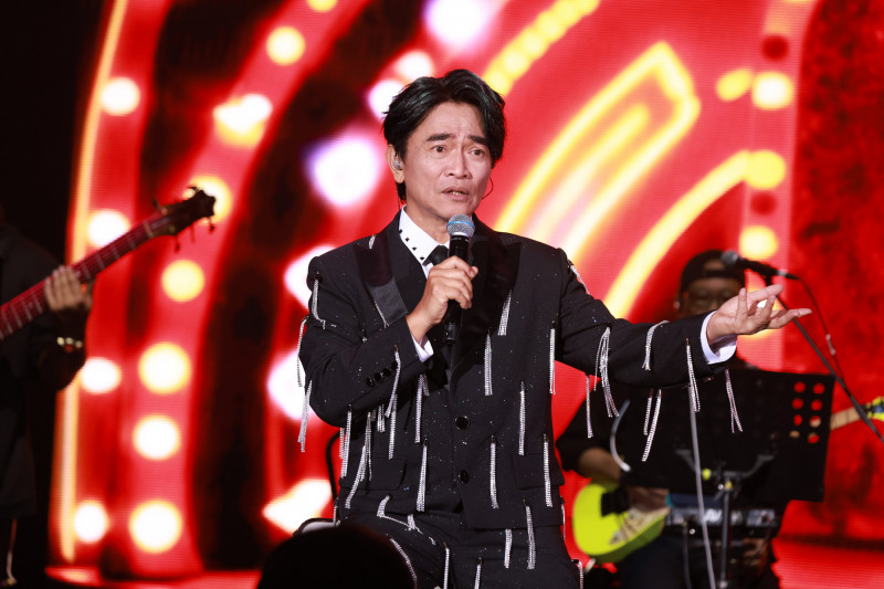 曹西平生前誤會遭封殺！吳宗憲痛哭失控 又遭民眾亂入登台