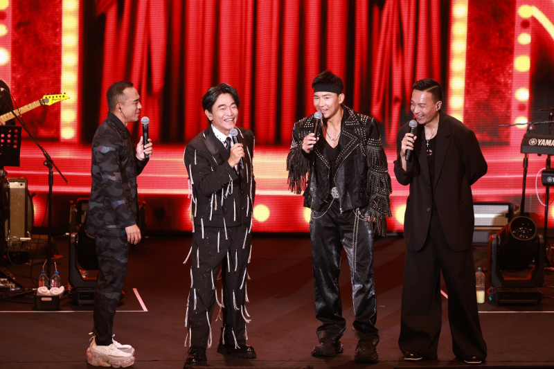 吳宗憲（左二）開唱，咻比嘟嘩小鐘（右起）、劉畊宏、小馬相隔多年齊聚一堂。（東西文娛、星樂全球提供）