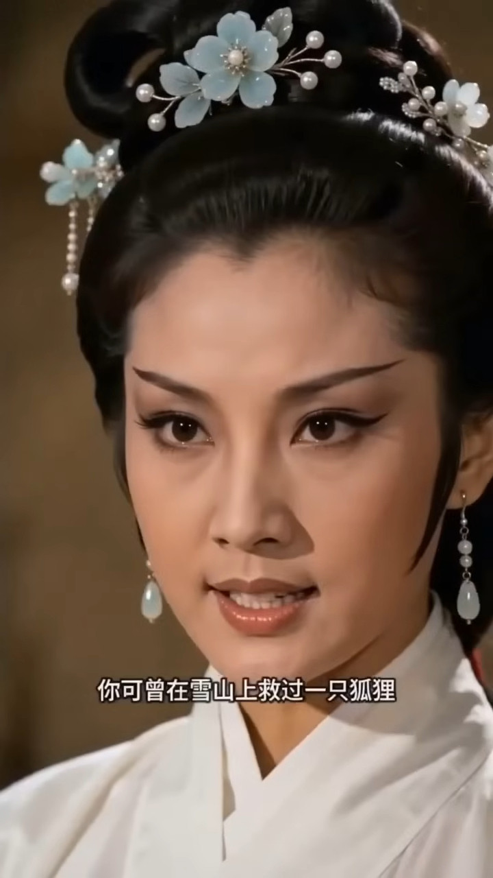 白衣女子詢問男子：「你可曾在雪山上救過一隻狐狸」。（翻攝自YouTube）