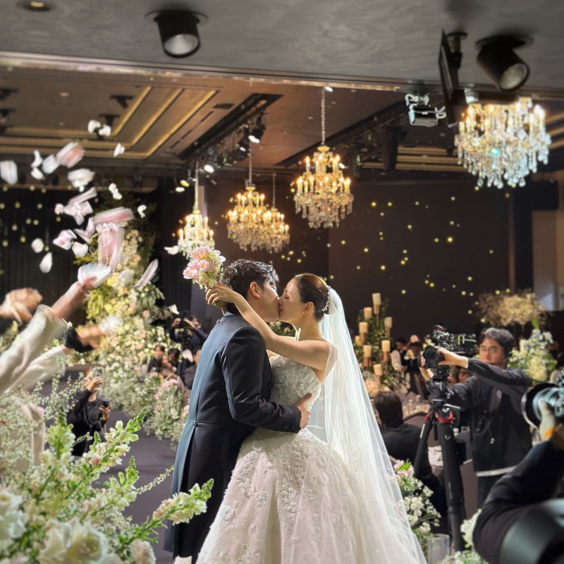 神話的李玟雨親吻新娘李亞美，畫面超唯美。（翻攝自IG）