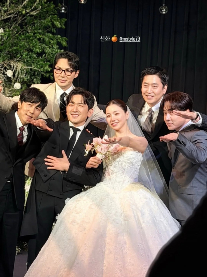 Eric、前進、Andy、金烔完與李玟雨、李亞美夫婦一起比出「神話」的pose。（翻攝自IG）