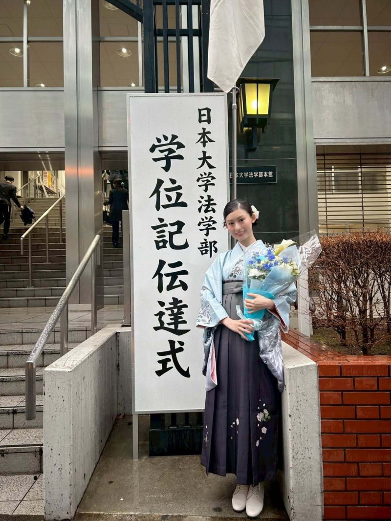 井本彩花宣布正式從日本大學法學部畢業。（翻攝自IG）