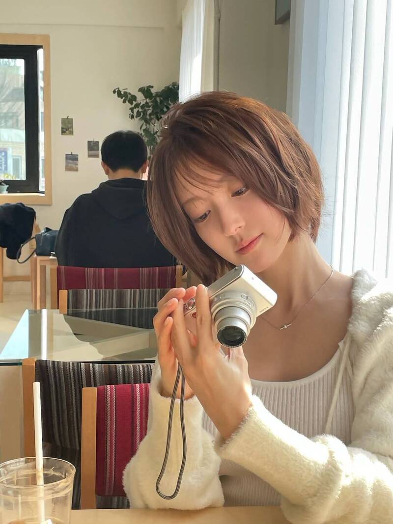 李世榮直接剪去招牌長髮，氣質大轉變。（翻攝自IG）