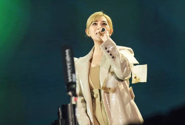 禁歌傳言翻車 梁靜茹南京開唱《可惜不是你》 歌迷嗨翻