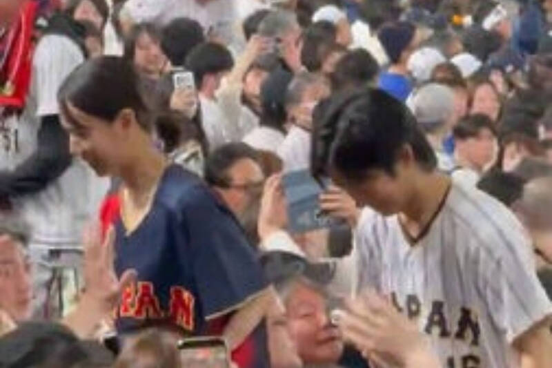 直接偶像劇現場 松坂桃李牽女神看球 網喊：這對太不真實