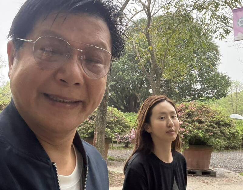 嗆辣薔薔遇對手！ 透早素顏陪父公園散步大崩潰