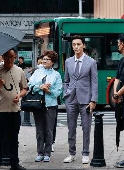 40歲陳偉霆凍齡靚媽罕現身  母子神複製