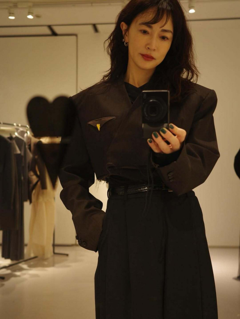 日「美魔女」街頭放閃小7歲年下男！昔因老公外遇斷開婚姻