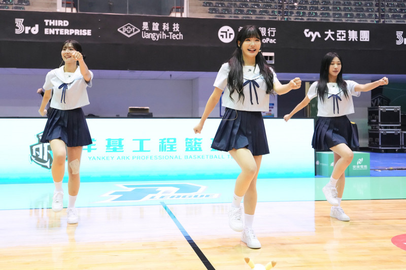 崔洪邏魅力太強!60大砲哥捨相機齊跳「韓式體操」