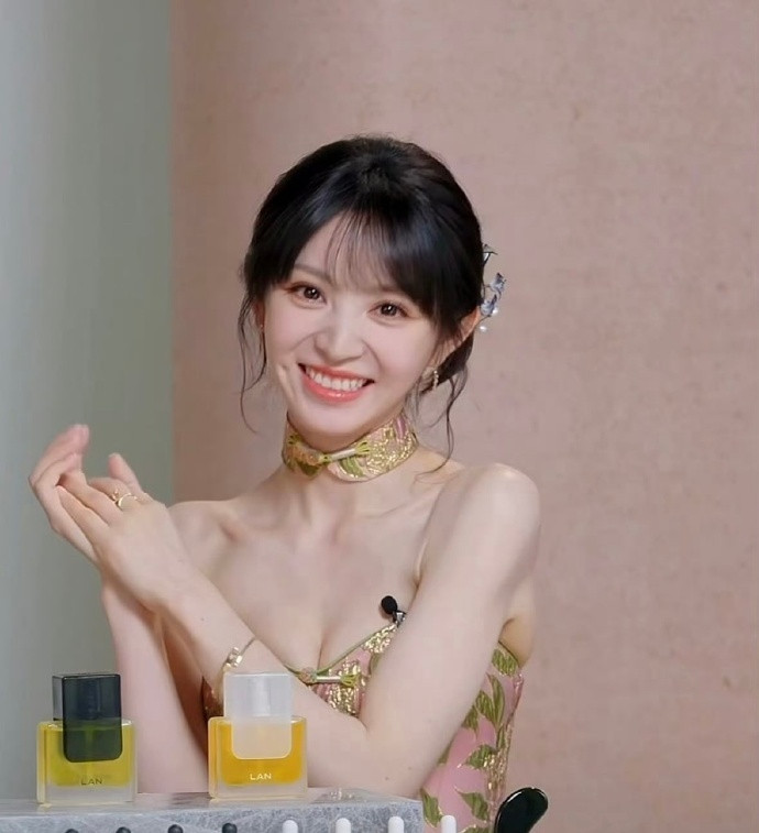 田曦薇爆乳直播「露膚違規」被消失20分鐘 奇葩擋胸奇招曝光