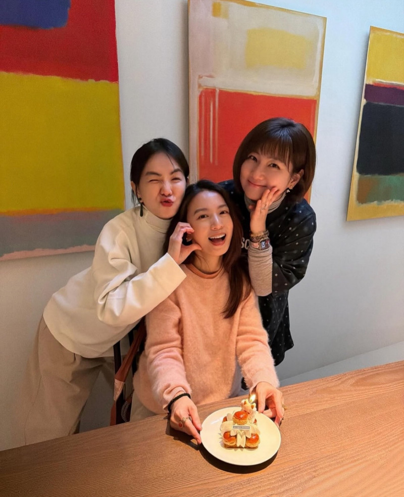 田馥甄（中）生日，S.H.E再次合體。（翻攝自IG）