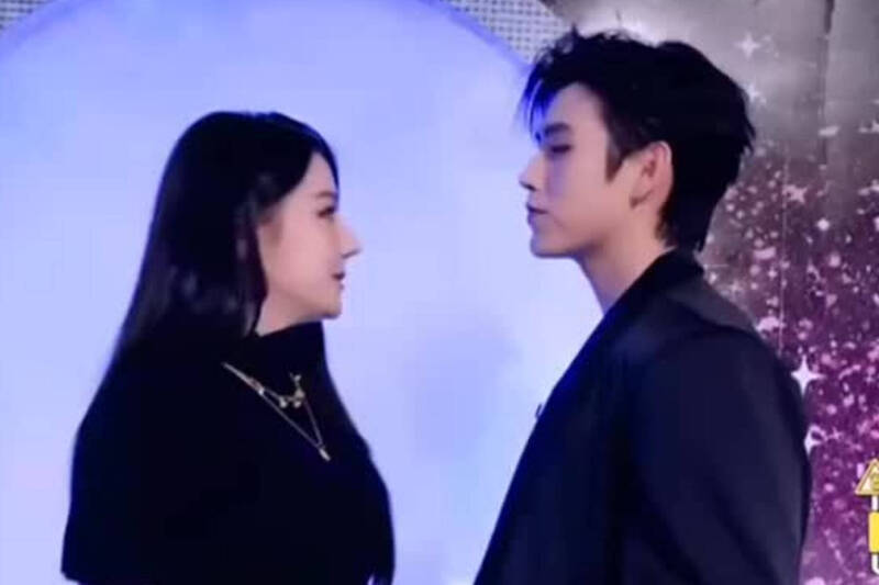 甜到失控 陳飛宇、迪麗熱巴「同吃一塊」 網暴動：真愛