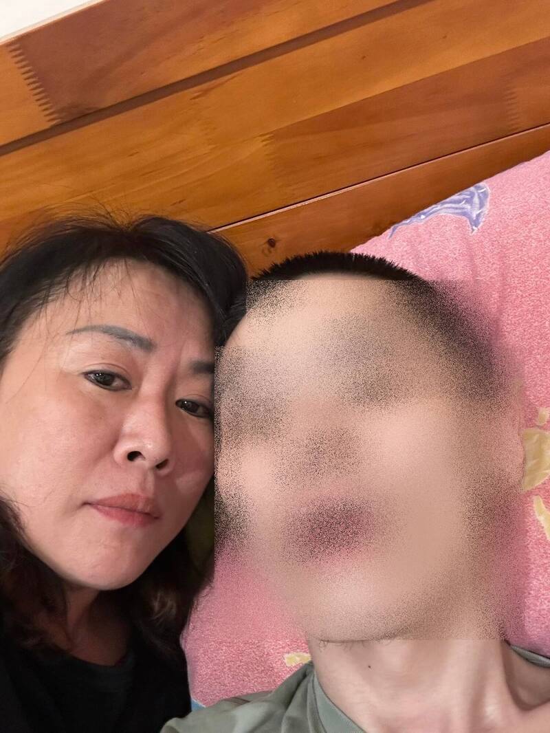 黃母（左）與訣愛弟弟合照。（翻攝自Threads）