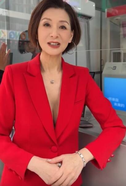 66歲唐朝豪放女大解放  無罩還這麼挺