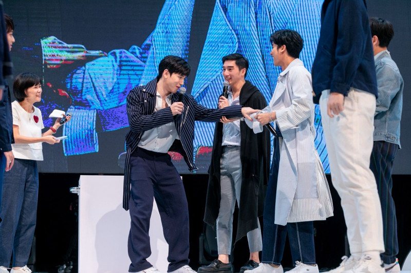 ylan（中）在見面會上與泰星New（左）、Tay互動良好，台下粉絲也笑得十分開心。 （Dylan提供）