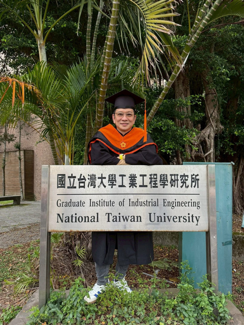 恭喜！江蕙推手陳子鴻爆喜訊 台大工學院碩士畢業「下一步瞄準醫學院」