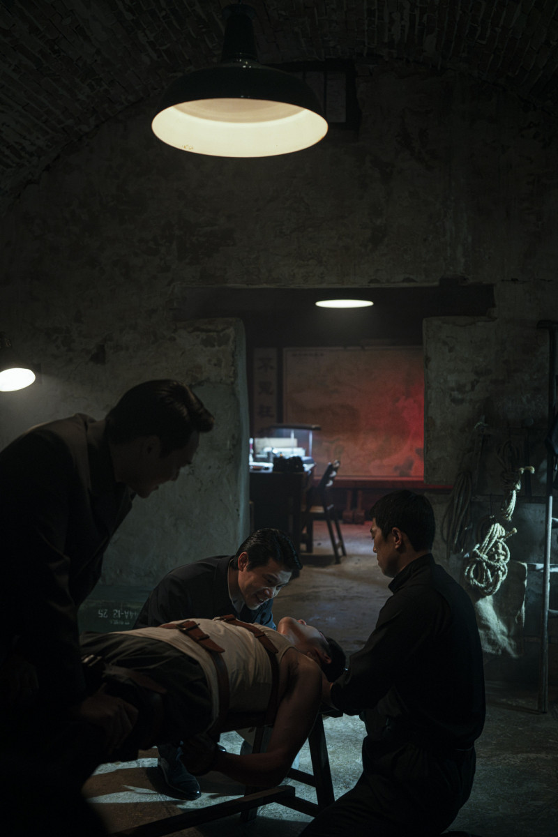 姚淳耀在《搜查瑠公圳》（左二後）的刑求場面令人不寒而慄。（Hami Video提供）