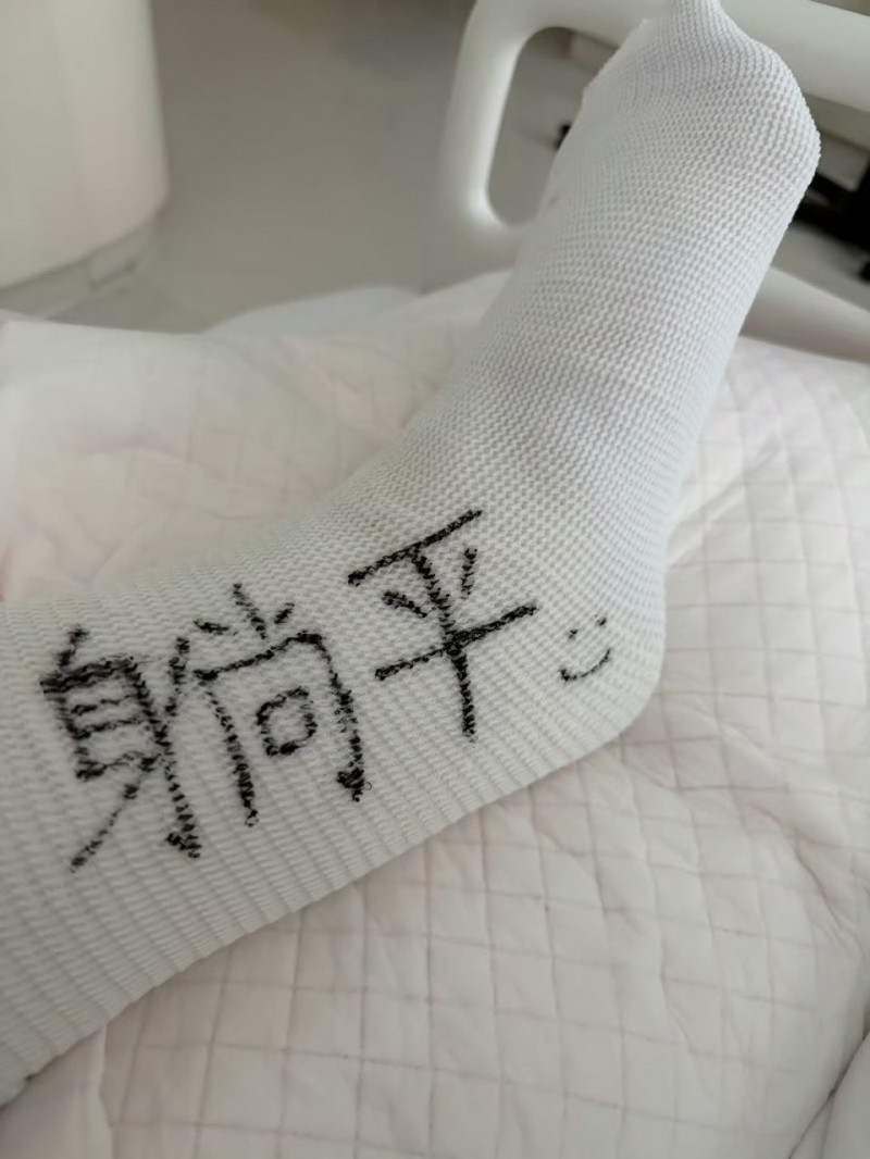 陳妍希分享受傷照。（翻攝自微博）