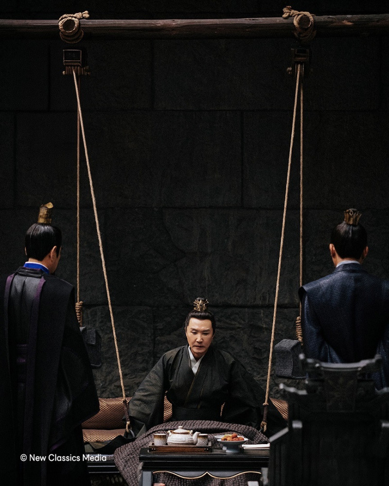 63歲男星「雙腿廢了」坐著演戲更狠 輪椅大佬變身「健身達人」拉環鍛鍊