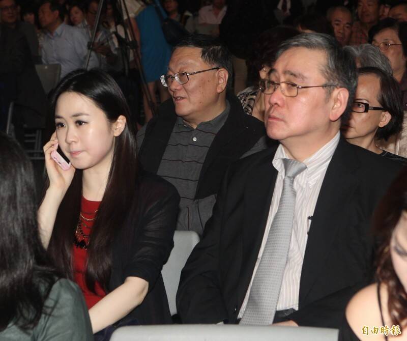 王文洋（右）上電視節目受訪表示會尊重兒女感情，左為女兒王思涵。（資料照，記者胡舜翔攝）