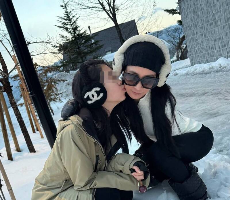 李晶晶（右）與「台塑第4代小公主」母女情同姊妹。（翻攝自IG）