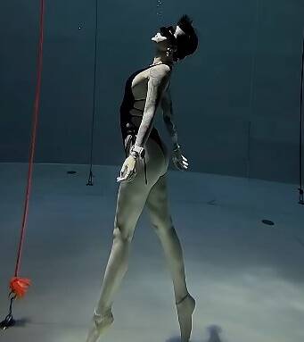 梁云菲切除子宮 術後滿月重回水中