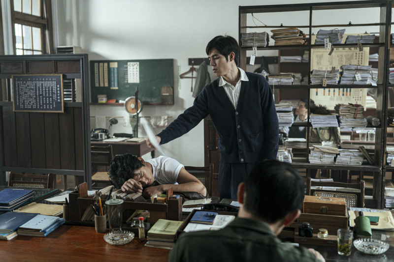 朱軒洋（左）、詹懷雲在《搜查瑠公圳》成為警察拍檔。（Hami Video提供）