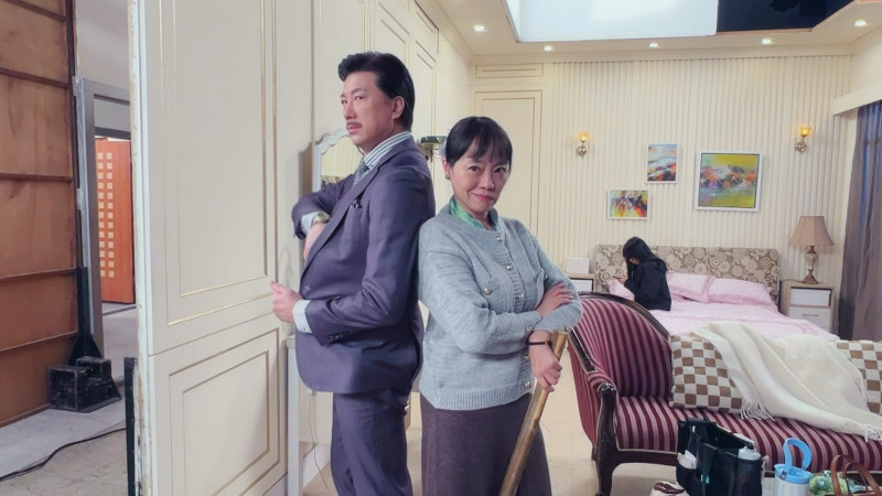 《豆腐媽媽》吳皓昇和范瑞君戲外搞笑擺拍。（民視提供）